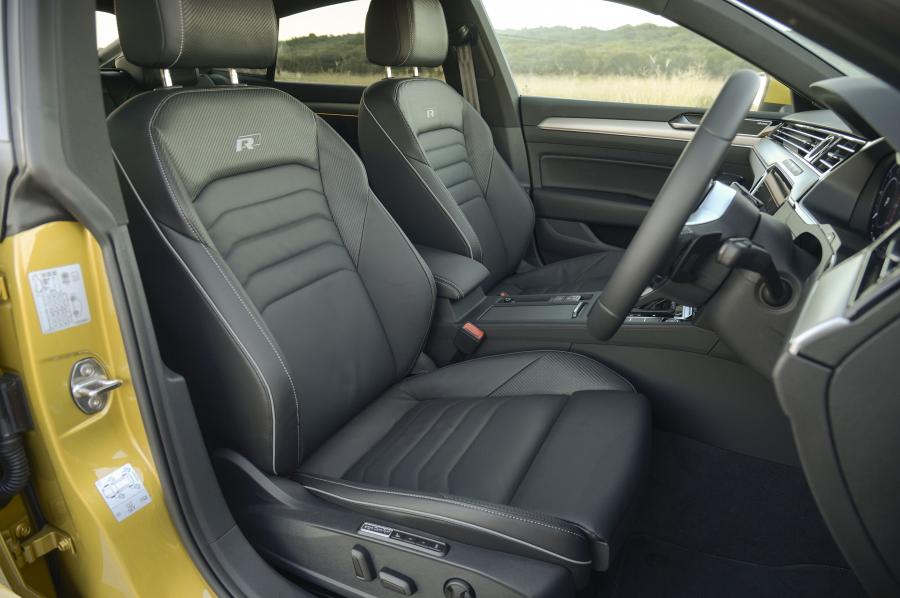 Интерьер Volkswagen Arteon R-Line 2018 года  (ZA) (фото 10 из 25)